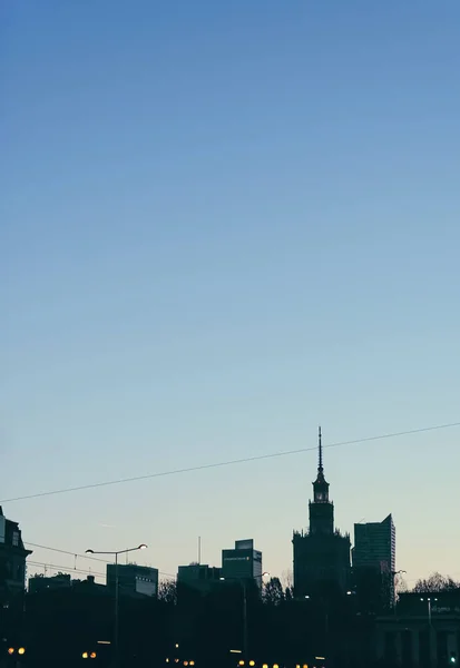 Stadtbild Silhouette einer europäischen Stadt als Hintergrund, Abendaufnahme — Stockfoto