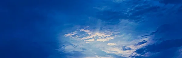 日の出の劇的な曇天 — ストック写真