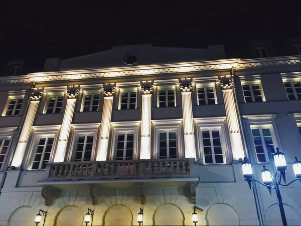 Fachada exterior do edifício clássico na cidade europeia à noite, arquitetura e design — Fotografia de Stock