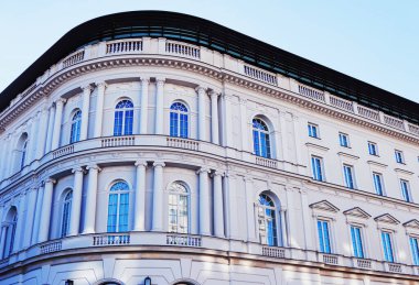 Avrupa kentinde klasik binanın dış cephesi, mimari ve tasarım