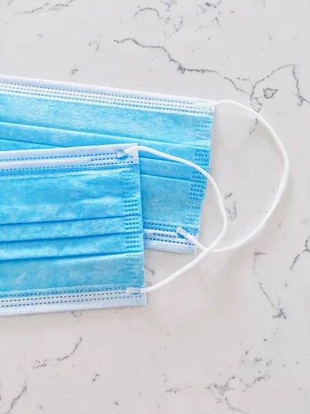 Koronavirüs salgını sırasında enfeksiyonu önlemek için cerrahi yüz maskeleri