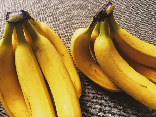 Bananas orgânicas em fundo de linho rústico — Fotografia de Stock