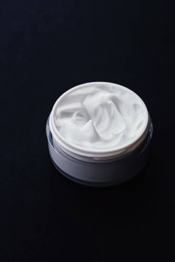 Yüz kremi nemlendirici, lüks cilt bakımı ve yaşlanma karşıtı kozmetik ürünler, minimal tasarım ve marka