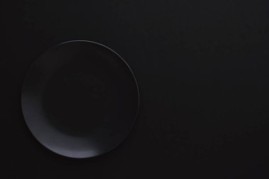 Siyah arka planda boş tabaklar, bayram yemeği için kaliteli bulaşık takımı, minimal tasarım ve diyet