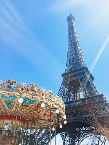 Tour Eiffel et ciel bleu, célèbre monument à Paris, France — Photo