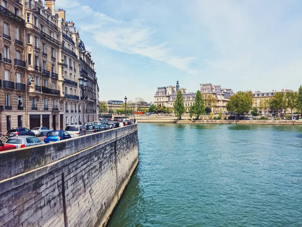 Banks of River Seine, történelmi épületek és klasszikus építészet Párizsban, Franciaországban — Stock Fotó