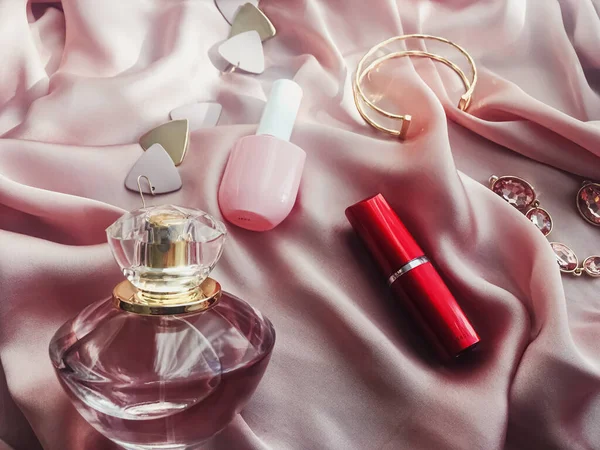 Accesorios de moda y elegantes, joyas y productos de maquillaje sobre fondo de seda rosa, belleza y moda — Foto de Stock