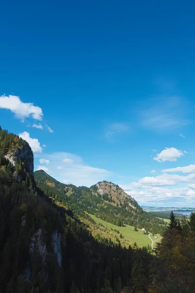 Beautiful nature of European Alps, landscape view of alpine mountains, lake and village on a sunny day, travel and destination — Stock Photo, Image