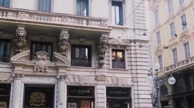 Kuzey İtalya 'nın Lombardiya bölgesinde Milano şehir merkezi caddeleri