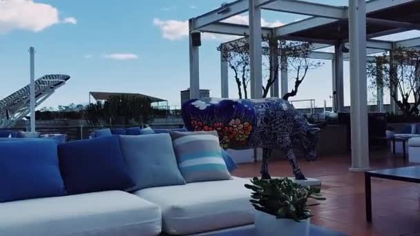 Terraza exterior de un lujoso hotel de cinco estrellas Arts en Barcelona, España — Vídeo de stock
