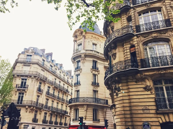 Паризька архітектура і історичні будівлі, ресторани і бутик магазини на вулицях Парижа, Франція. — стокове фото
