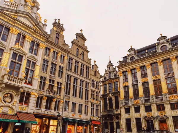 La plaza Grand Place en Bruselas, la capital de Bélgica, famoso hito histórico — Foto de Stock
