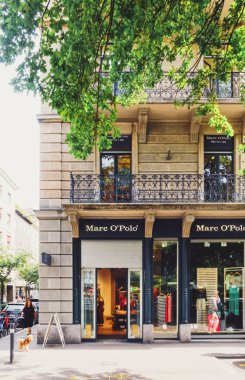 İsviçre, Zürih 'te Bahnhofstrasse, şehir merkezindeki ana şehir caddesi.