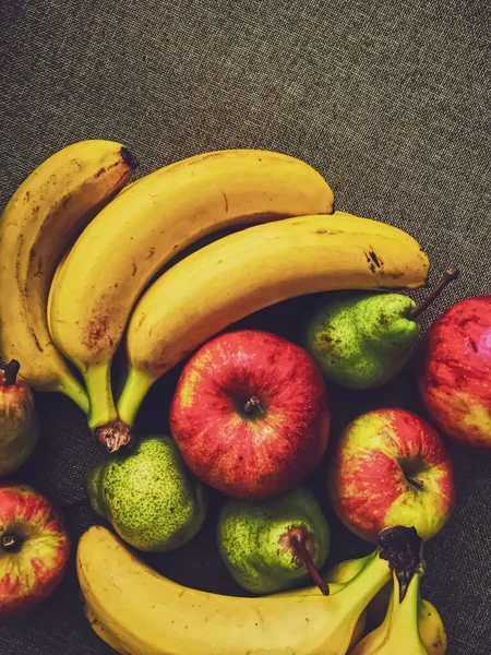 Organiczne jabłka, gruszki i banany na rustykalnym tle lnu — Zdjęcie stockowe
