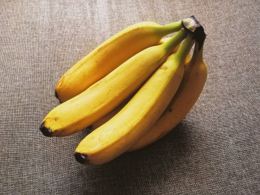 Kırsal keten arka planda organik muzlar