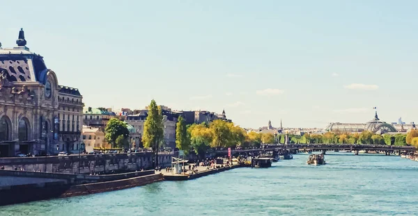 Banks of River Seine, zabytkowe budynki i architektura klasyczna w Paryżu, Francja — Zdjęcie stockowe