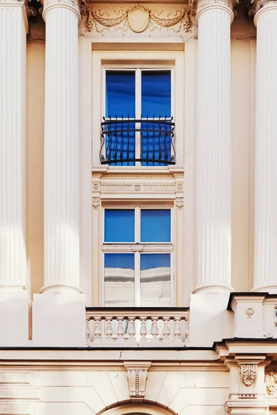 Fachada exterior de edificio clásico en la ciudad europea, arquitectura y diseño — Foto de Stock