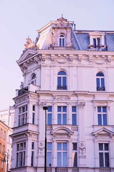 Fasada zewnętrzna klasycznego budynku w europejskim mieście, architektura i design — Zdjęcie stockowe