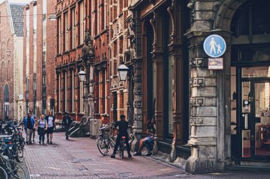 Hollanda 'daki Amsterdam şehir merkezindeki ana şehir caddesi.