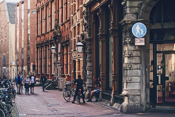 네덜란드의 암스테르담 시 중심부에 있는 중심가 중심가의 주요 거리 — 스톡 사진