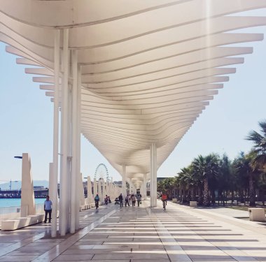 İspanya 'nın Endülüs bölgesinin başkenti Malaga' daki Palmeral De Las Sorpresas, mimar Santiago Calatrava tarafından tasarlandı.