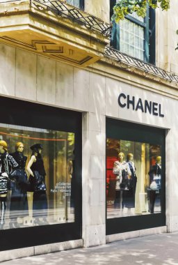 İsviçre 'nin Zürih kentindeki Bahnhofstrasse' de lüks bir butik mağazası. Şehir merkezindeki ana cadde.