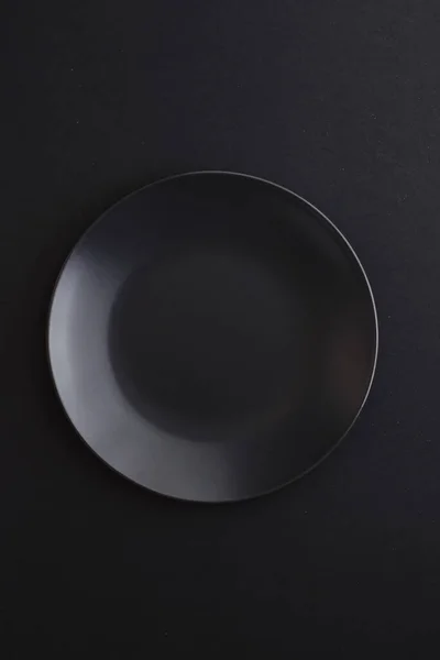 Pratos vazios em fundo preto, louça premium para jantar de férias, design minimalista e dieta — Fotografia de Stock