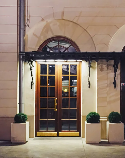 Exterior facade of classic building in the European city at night, architecture and design — Stock Photo, Image