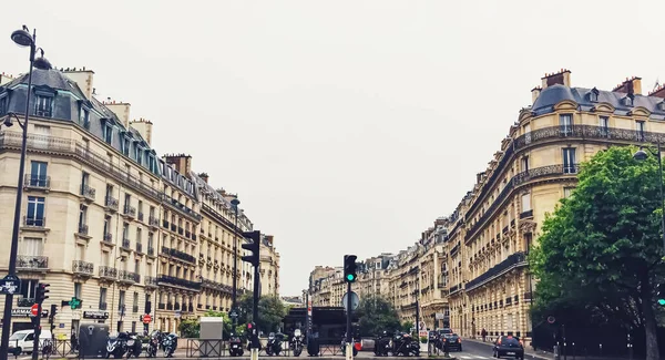 Architettura parigina ed edifici storici, ristoranti e boutique nelle strade di Parigi, Francia — Foto Stock