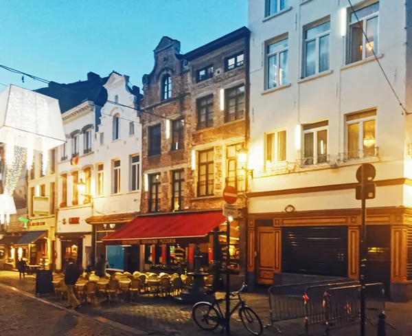 Ulice Brusel, hlavní město Belgie, evropská architektura a historické budovy v noci — Stock fotografie