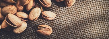 Kırsal keten arka planda fıstıklar