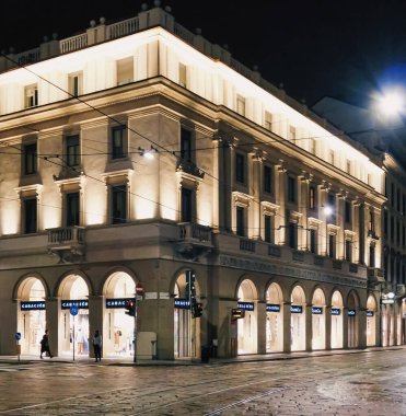 Kuzey İtalya 'nın Lombardiya bölgesinde, Milano şehir merkezindeki tarihi binalar, klasik Avrupa mimarisi