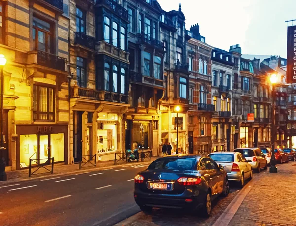 Brysselin kadut, Belgian pääkaupunki, Euroopan arkkitehtuuri ja historialliset rakennukset yöllä — kuvapankkivalokuva