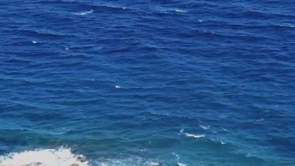 Zee golven in de zomer, winderige dag aan de Middellandse Zee kust, reizen en natuur — Stockvideo