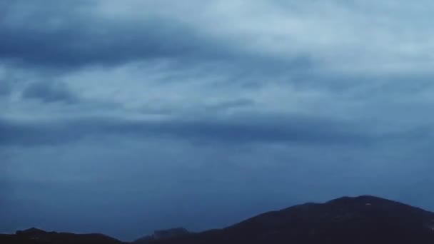 地中海沿岸の山の風景に嵐の曇りの空の時間経過,自然と天候 — ストック動画