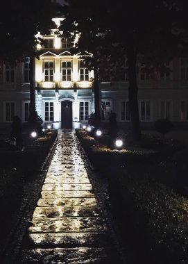 Geceleri Avrupa 'da klasik binanın dış cephesi, mimari ve tasarım