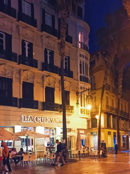 Straten van Malaga, de hoofdstad van Andalusië in Spanje, Zuid-Europese architectuur en historische gebouwen 's nachts — Stockfoto