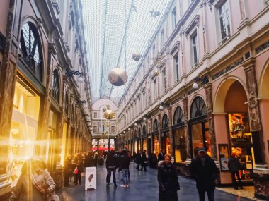 Brüksel 'deki Kraliyet Saint-Hubert Galerileri, Belçika' nın başkenti, ünlü tarihi eser ve lüks alışveriş merkezi.
