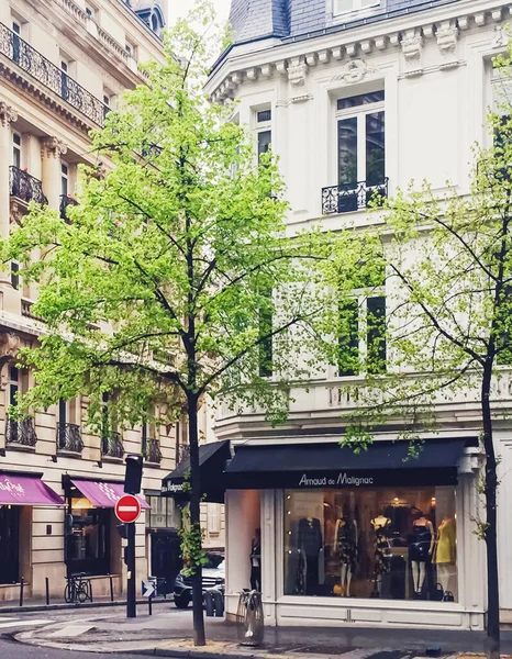 Arquitectura parisina y edificios históricos, restaurantes y boutiques en las calles de París, Francia —  Fotos de Stock