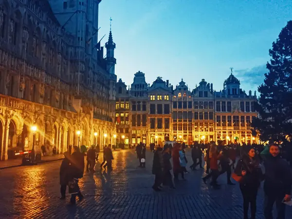 La plaza Grand Place en Bruselas, la capital de Bélgica, famoso hito histórico por la noche — Foto de Stock