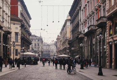 Kuzey İtalya 'nın Lombardiya bölgesinde Milano şehir merkezi sokaklarında klasik Avrupa mimarisi ve tarihi binalar