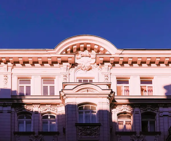 Fachada exterior de edificio clásico en la ciudad europea, arquitectura y diseño — Foto de Stock