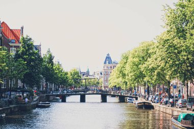 Hollanda 'daki Amsterdam şehir merkezindeki ana şehir caddesi.