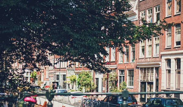 Calle principal del centro en el centro de Ámsterdam en los Países Bajos — Foto de Stock