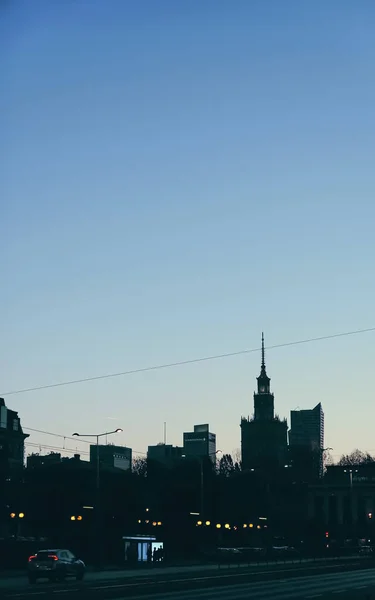 Силуэт городского пейзажа европейского города как фон, вечерний вид — стоковое фото
