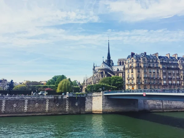 Notre Dame Katedrali ve Seine Nehri, Fransa 'nın Paris şehrinin ünlü simgesi. — Stok fotoğraf