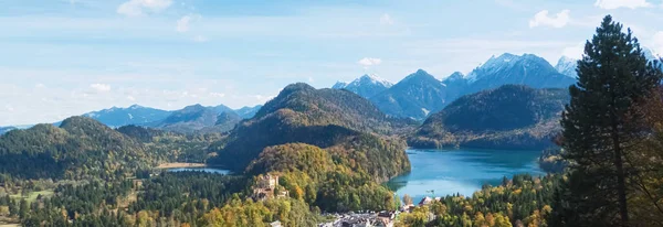 Bella natura delle Alpi europee, vista sul paesaggio delle montagne alpine, lago e villaggio in una giornata di sole, viaggi e destinazioni — Foto Stock