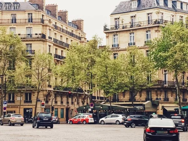Pariser Architektur und historische Gebäude, Restaurants und Boutiquen in den Straßen von Paris, Frankreich — Stockfoto