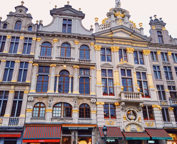 La plaza Grand Place en Bruselas, la capital de Bélgica, famoso hito histórico — Foto de Stock