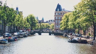 Hollanda 'daki Amsterdam şehir merkezindeki ana şehir caddesi.